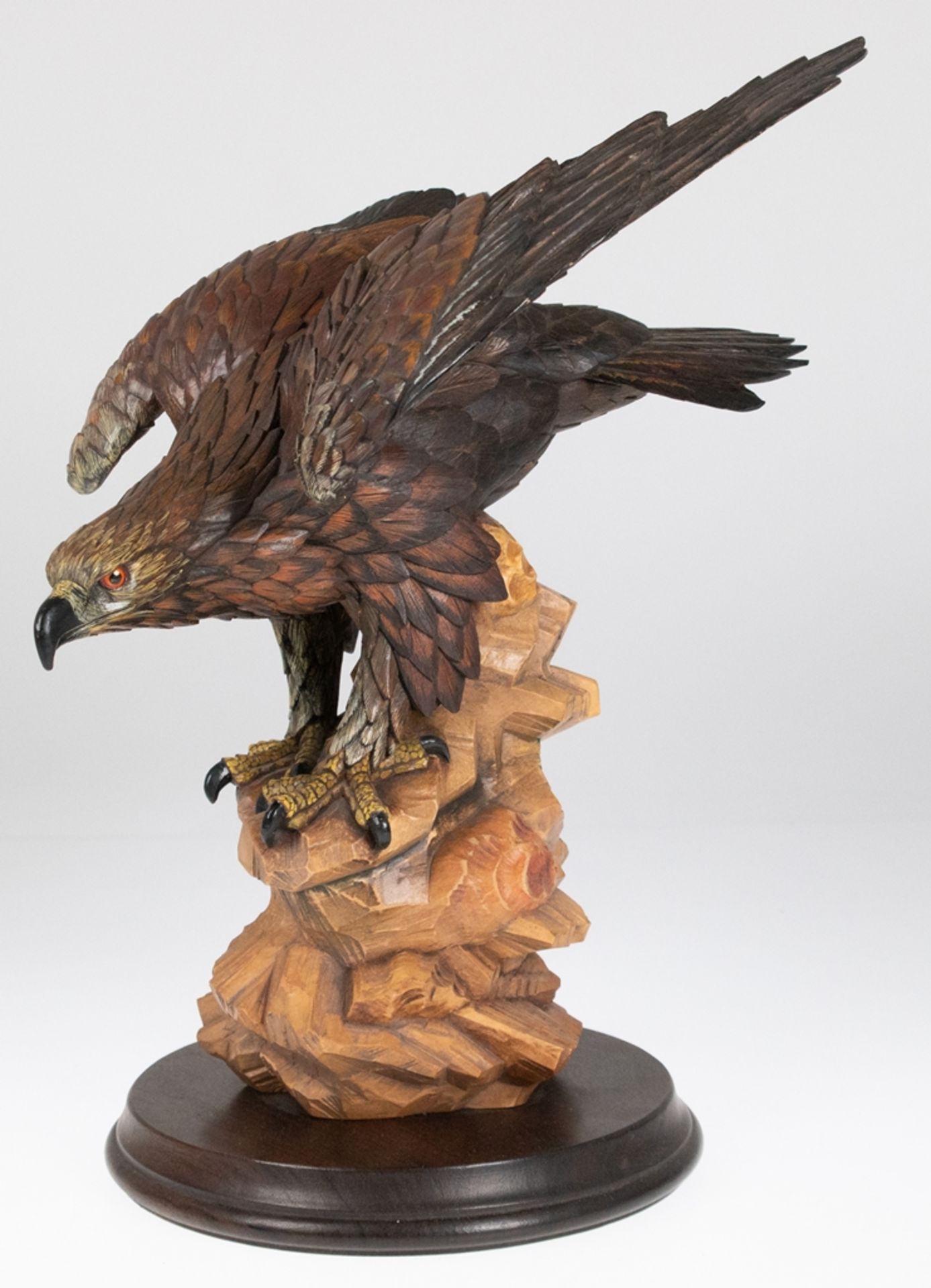 Granget, Gunther (1932-2010) "Steinadler", Holz geschnitzt, polychrom staffiert, auf runder Holzpl