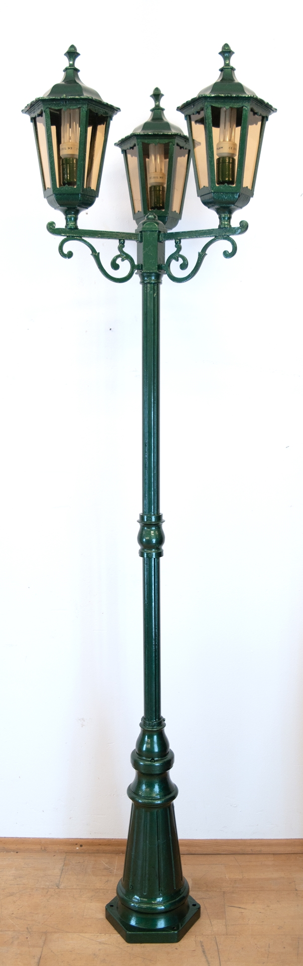 Gartenlaterne, 3-armig, Aluminium, grün gefasst, 3 Laternenköpfe sechseckig, verglast, H. 220 cm, D