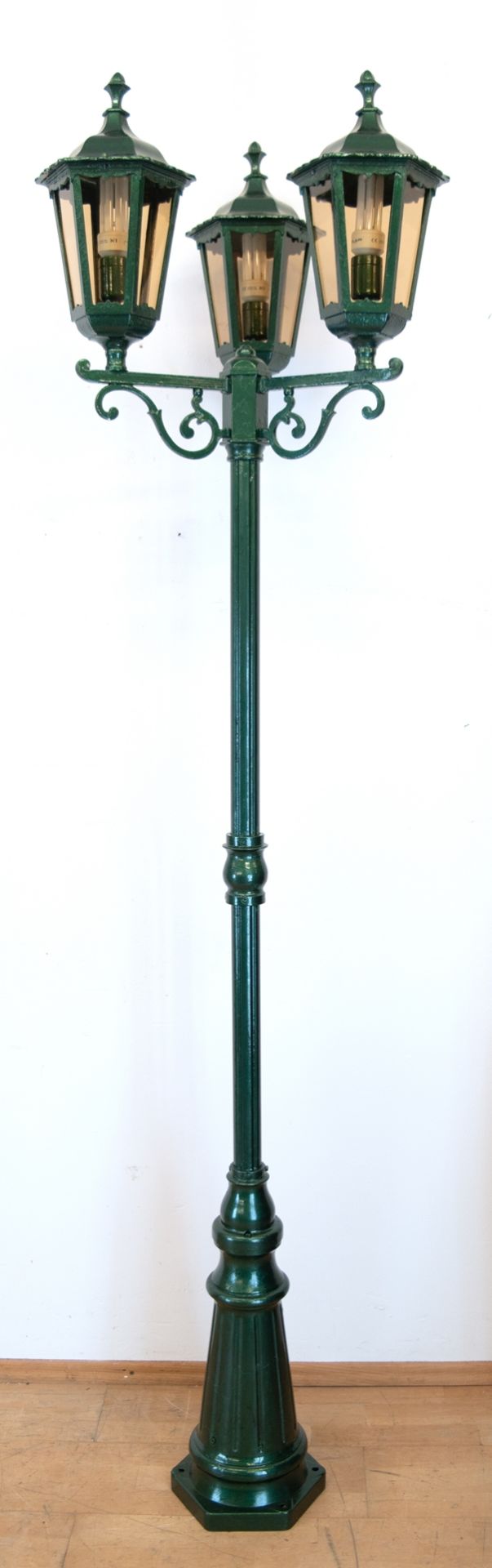 Gartenlaterne, 3-armig, Aluminium, grün gefasst, 3 Laternenköpfe sechseckig, verglast, H. 220 cm, D