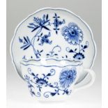 Große Meissen-Tasse mit UT, Zwiebelmuster, Großer Ausschnitt, 1. Wahl, Tassen-Dm. 12,3 cm