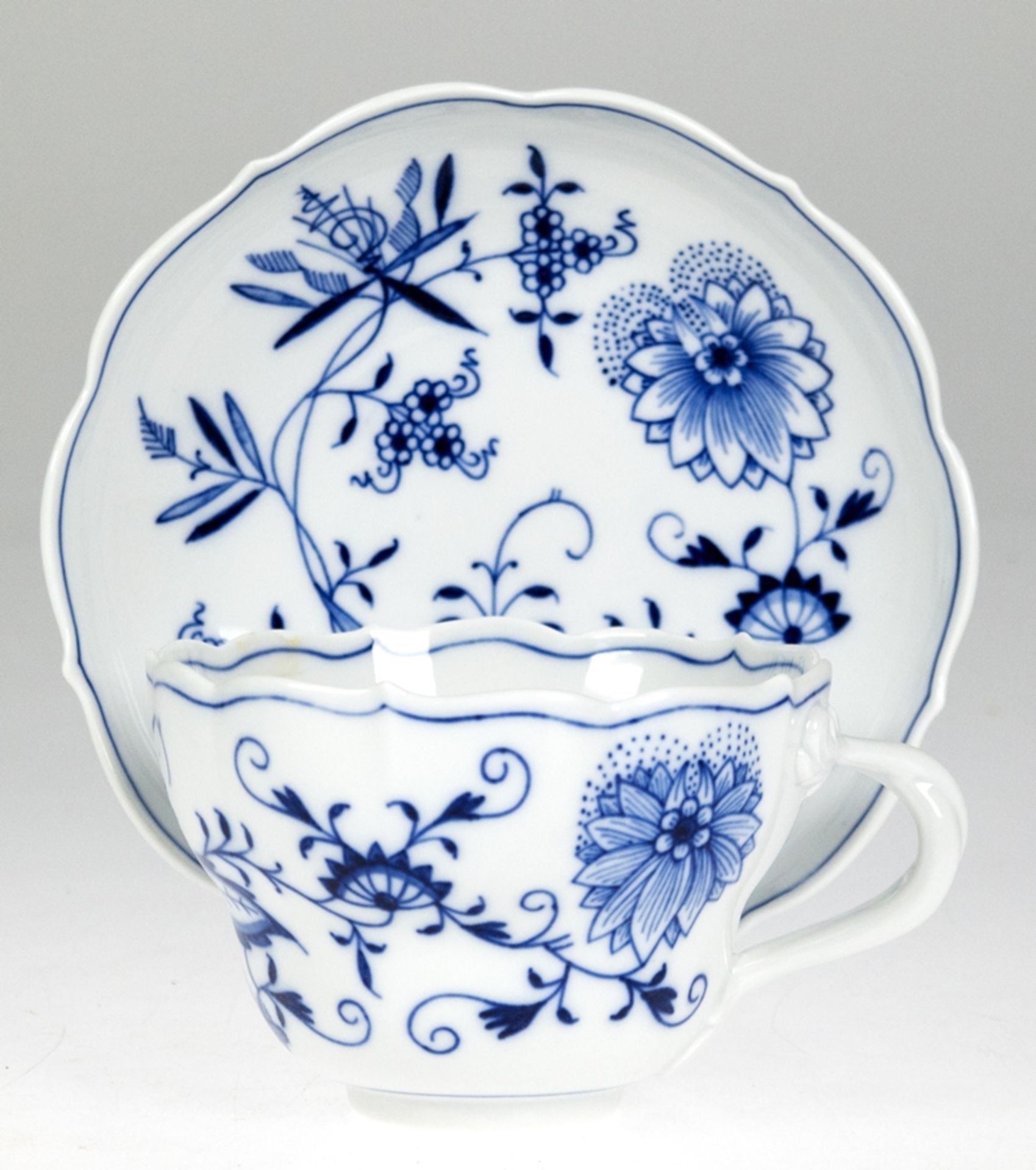 Große Meissen-Tasse mit UT, Zwiebelmuster, Großer Ausschnitt, 1. Wahl, Tassen-Dm. 12,3 cm