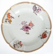 Große Meissen-Platte, rund,  ca. 1750, Alte Blumenmalerei mit goldener Zierkante, Form Gotzkowsky, 