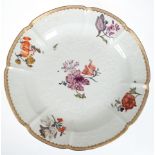 Große Meissen-Platte, rund, ca. 1750, Alte Blumenmalerei mit goldener Zierkante, Form Gotzkowsky,