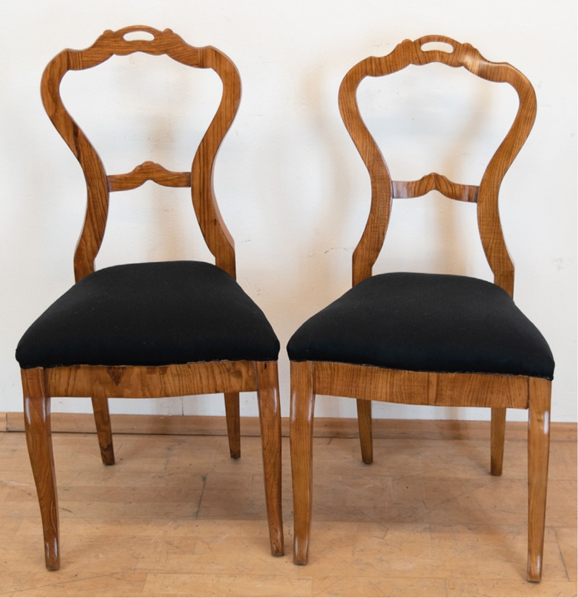 2 Louis-Philipp-Stühle, um 1860, Esche, geschwungene offene Rückenlehne mit Querstrebe, neu gepolst