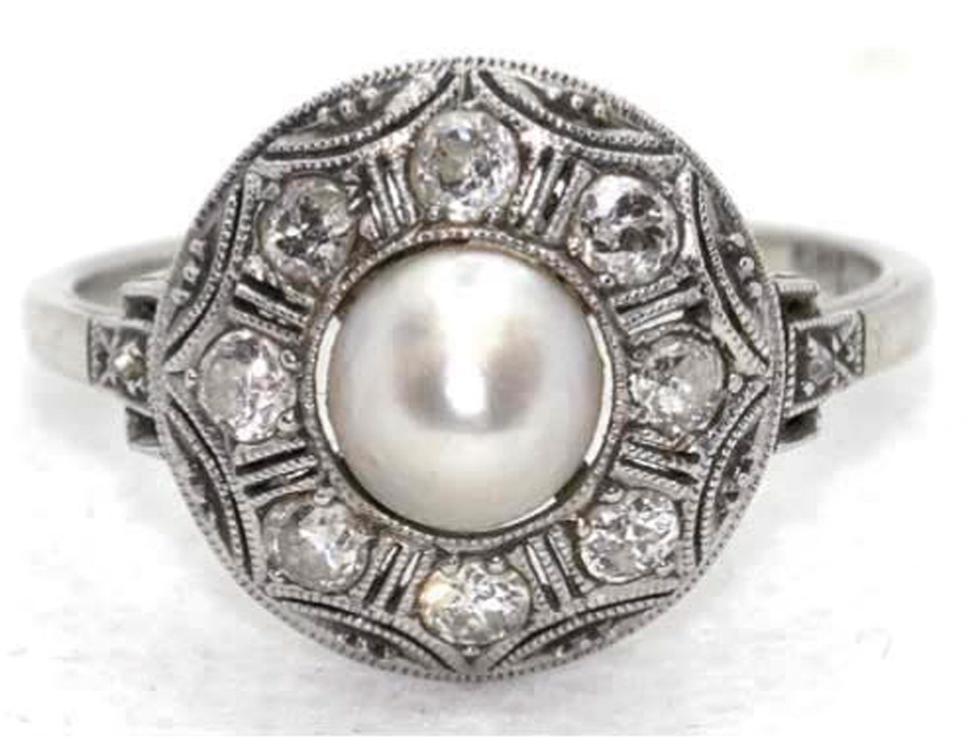 Ring, wohl Platin, punziert 765, filigran gearbeiteter Ringkopf besetzt mit zentraler Perle und ein