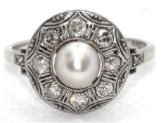 Ring, wohl Platin, punziert 765, filigran gearbeiteter Ringkopf besetzt mit zentraler Perle und ein