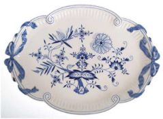 Meissen-Platte, Zwiebelmuster, Schleifendekor, ovale Form, weiter Rand, unterseitig blaue Schwerter