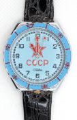 Armbanduhr "Slava", UdSSR, hellblaues Zifferblatt mit rotem Sowjetstern, zentraler Sekunde und arab