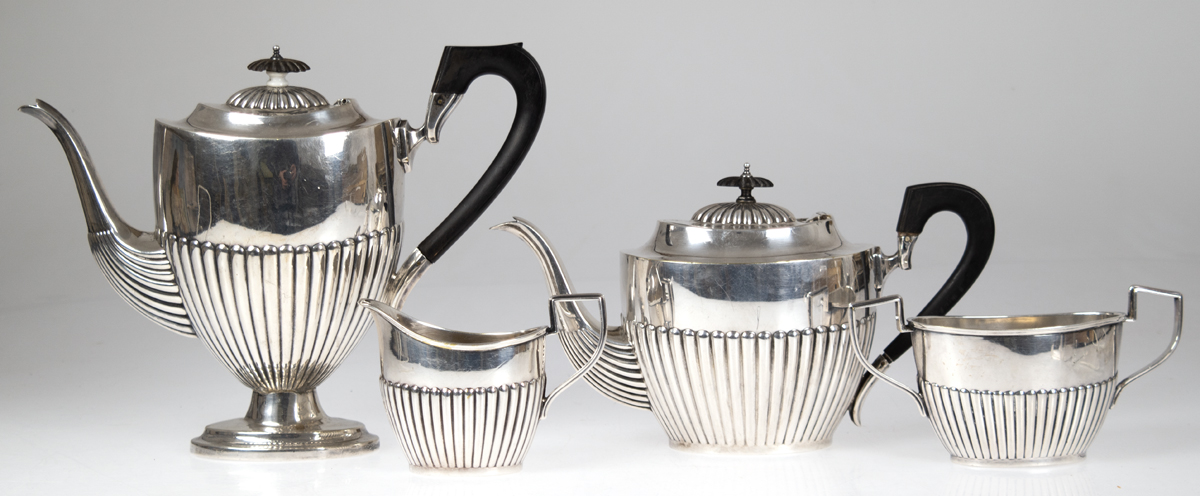 Kaffee- und Teeservice, plated, England um 1940, bestehend aus Kaffee- und Teekanne,Zuckerschale un