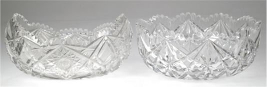 2 Kristall-Schalen, reicher Sternschliff, runde Schale mit gewelltem Rand, H. 11 cm, Dm. 25 cm und 