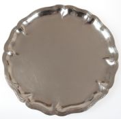 Tablett, rund, Silber, punziert Augsburg 1763/65, Tremolierstrich, reliefierter geschweifter Rand, 