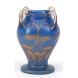 Jugendstil-Henkelvase, Poschinger, Glas mit hellblauem Innenfang und floralem Golddekor, Goldränder