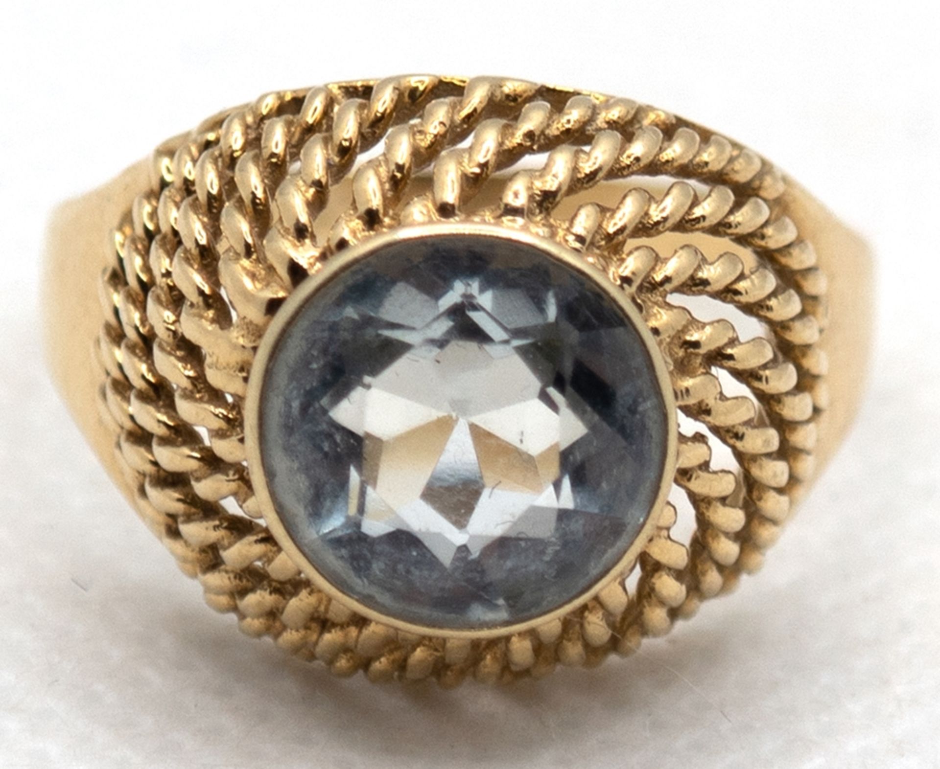 Ring, 585er GG, aufgewölbter, durchbrochen gearbeiteter Ringkopf besetzt mit 1 Aquamarin von ca. 3