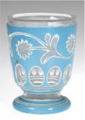 Fußbecher, farbloses Glas mit weißem und hellblauem Überfang und Floralschliff, Rand best., H. 10 c