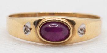 Ring, 18 k GG, besetzt mit ovalem Rubin-Cabochon und 2 Diamanten, Ges.-Gew. 1,8 g, RG 59