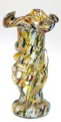 Vase in Form einer Hand, die eine Fackel trägt, Glas, Innenfang mit polychromen Einschmelzungen, H.