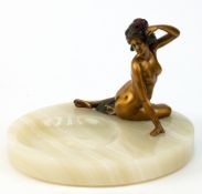 Bronze-Figur auf Onyx-Schale "Sitzender weiblicher Akt mit Blumen im Haar", z.T. farbig gefaßt, Bro