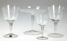 4 Gläser, Wagenfeld, dabei 1 Likörglas, 2 Weingläser und 1 Sektschale (selten), Kuppa mit Ornaments