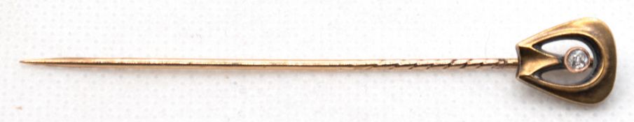 Jugendstil-Krawattennadel, 585er GG, besetzt mit kl. Diamant, Ges.-Gew. 1,6 g, L. 6,8 cm, im Etui