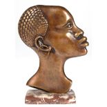 Bronze-Relief "Büste einer Afrikanerin mit Ohrring", patiniert, auf Marmorsockel, Ges.-H. 25 cm
