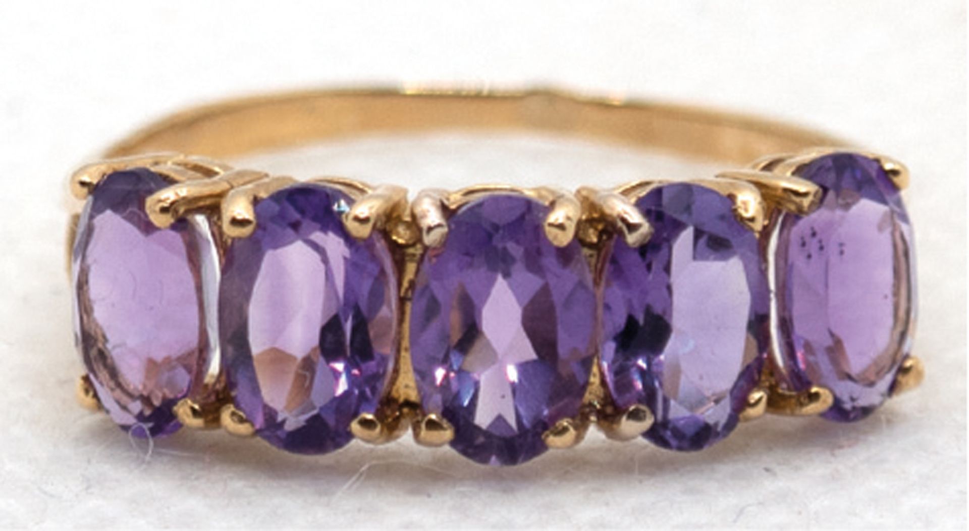 Ring, GG 10 kt. (416er), 5 oval facettierte Amethyste, RG 54, Innendurchmesser 17,2 mm