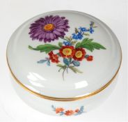 Meissen-Deckeldose, Bunte Blume 3 mit Goldrändern, 1. Wahl, H. 5,3 cm, Dm. 9,5 cm