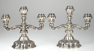 Paar Kerzenleuchter, 3-kerzig, 835er Silber, um 1930, runder gefüllter Fuß vertikal gegliedert, Rän