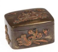 Japanisches Bronzedöschen, um 1900, mit kupferfarbenen Applikationen u. Resten alter Vergoldung, 3,