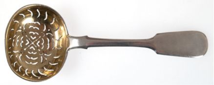 Zuckerstreulöffel, Silber, 84 Zol.,  Moskau 1875, durchbrochene Laffe innen vergoldet, 109,2 g, L. 