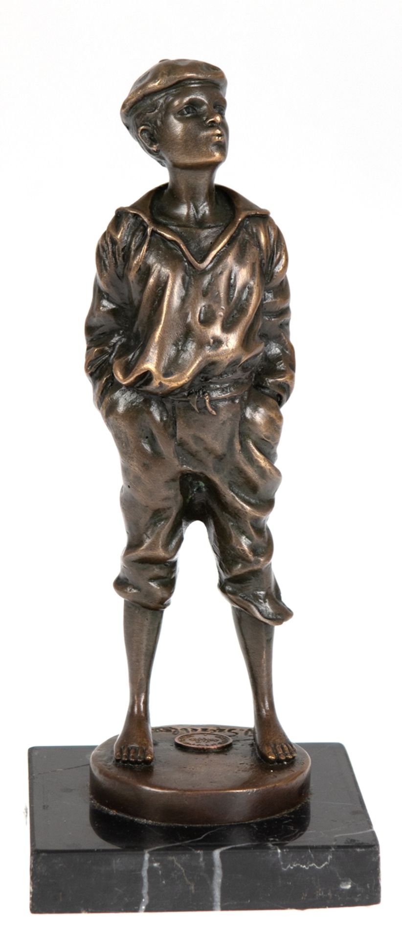 Figur "Stehender Knabe mit Baskenmütze", Bronze braun patiniert, bez. "V. Szczeblewsky", Gießermar