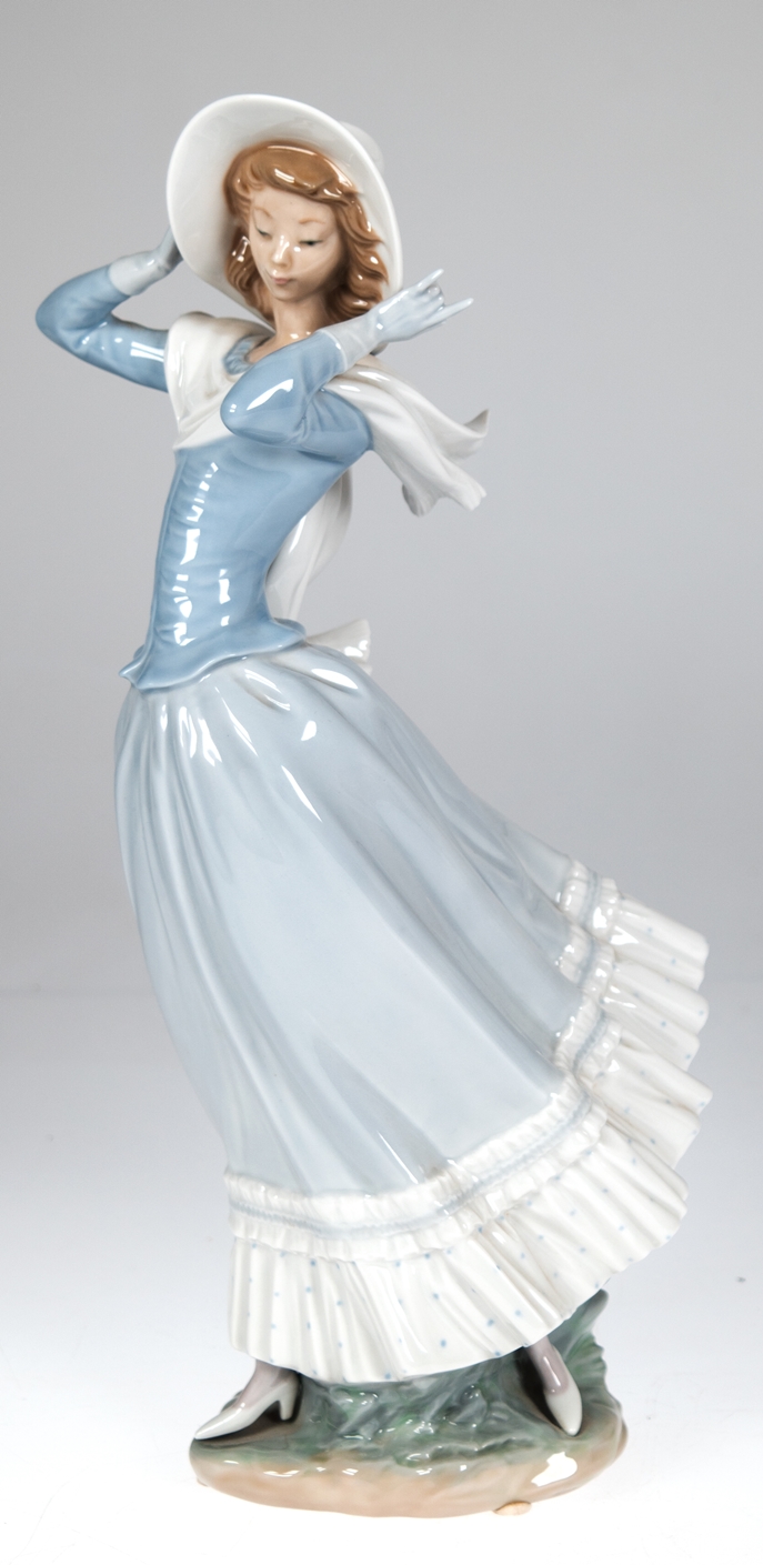 Lladro-Figur "Frau mit Hut im Wind", polychrom bemalt, H. 35,5 cm