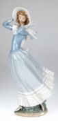 Lladro-Figur "Frau mit Hut im Wind", polychrom bemalt, H. 35,5 cm