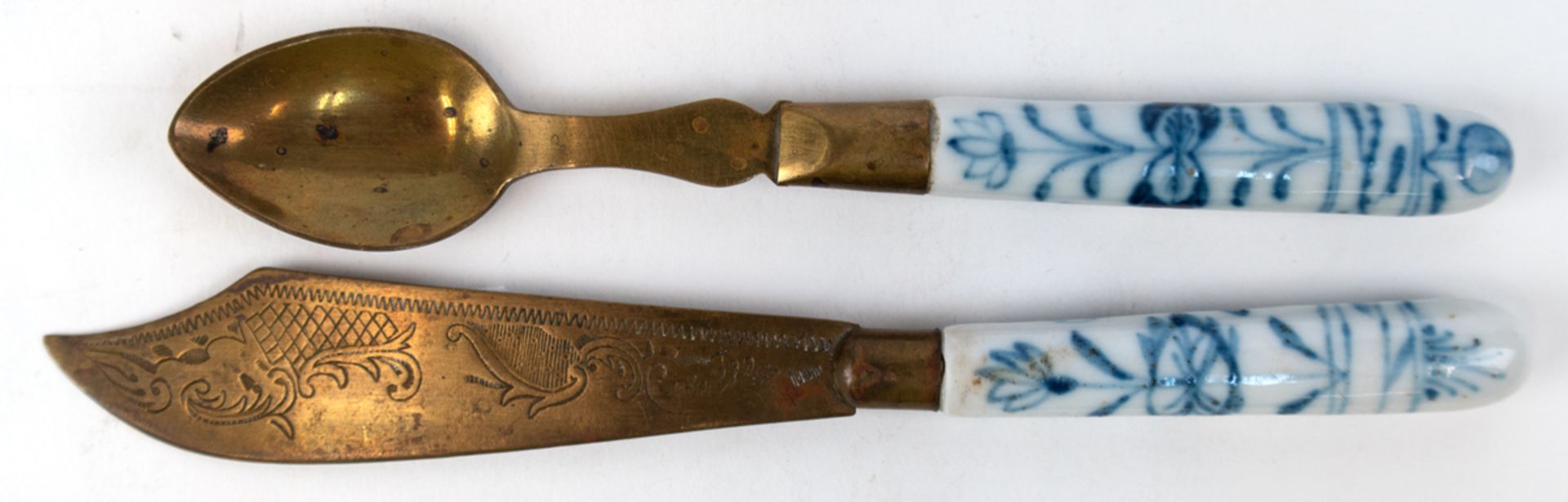 Löffel und Messer, Zwiebelmuster-Porzellangriffe, Messing-Laffe und Schneide, L. 15 cm und 17 cm