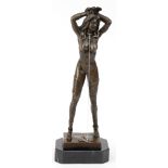 Bronze-Figur "Stehende erotische Frau mit Fesseln und Silberkette", Nachguß, braun patiniert, auf S