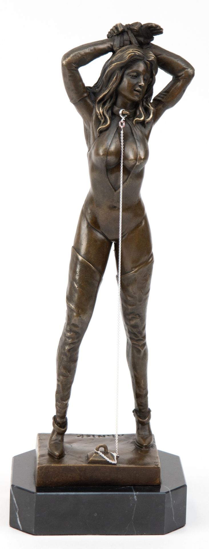 Bronze-Figur "Stehende erotische Frau mit Fesseln und Silberkette", Nachguß, braun patiniert, auf S