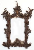 Drachen-Spiegel, um 1850/60, Nußbaum, reich figürlich und floral beschnitzt, mit verschlungenem Mon