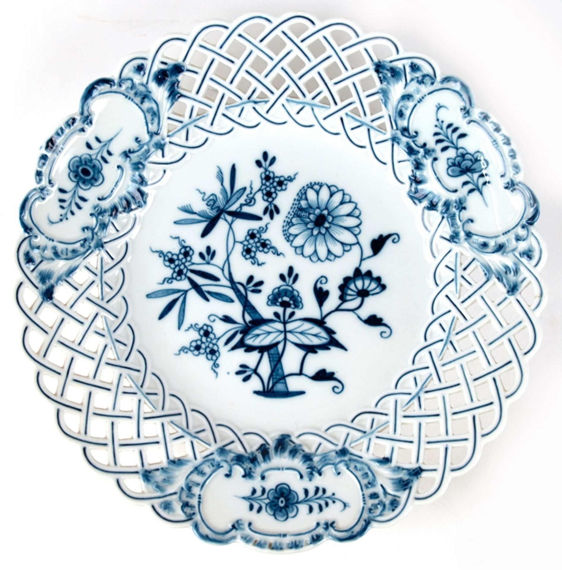 Meissen-Durchbruchteller, Marke 1850-1924, Zwiebelmuster, durchbrochener Korbrand mit 3 Kartuschen 