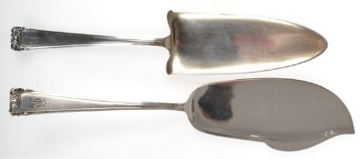 2 Kuchen- bzw. Tortenheber , 800er Silber, um ca. 1900, Länge ca. 27 und 29 cm, ca. 235 g, monogram