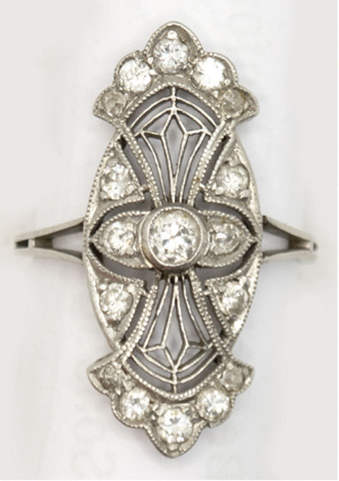 Art Deco-Diamant-Ring, 750er WG, besetzt mit 17 Altschliffdiamanten, von zus. ca. 0,8 ct., Ringkop