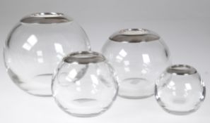 4 Kristallvasen mit 925er Silberrand, Kugelform, H. 7 cm, 9,5 cm, 12 cm und 14,5 cm
