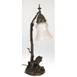 Historismus-Tischlampe mit figürlichem Bronzefuß, vollplastischer Löwe vor Baumstamm stehend, glock