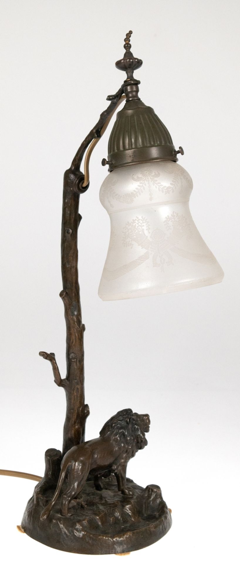 Historismus-Tischlampe mit figürlichem Bronzefuß, vollplastischer Löwe vor Baumstamm stehend, glock