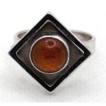 Bernstein-Ring, 925er Silber, punziert "KLS", rautenförmiger Ringkopf mit rundem Bernstein-Cabochon