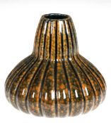 Vase, Brandenburger Keramikwerkstatt, in Kürbisform, braun/grün glasiert, H. 15 cm