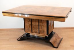 Art Deco-Schreibtisch, Nußbaum z.T. ebonisiert, kastenförmiges Fußgestell mit 1 Seitentür auf gesch
