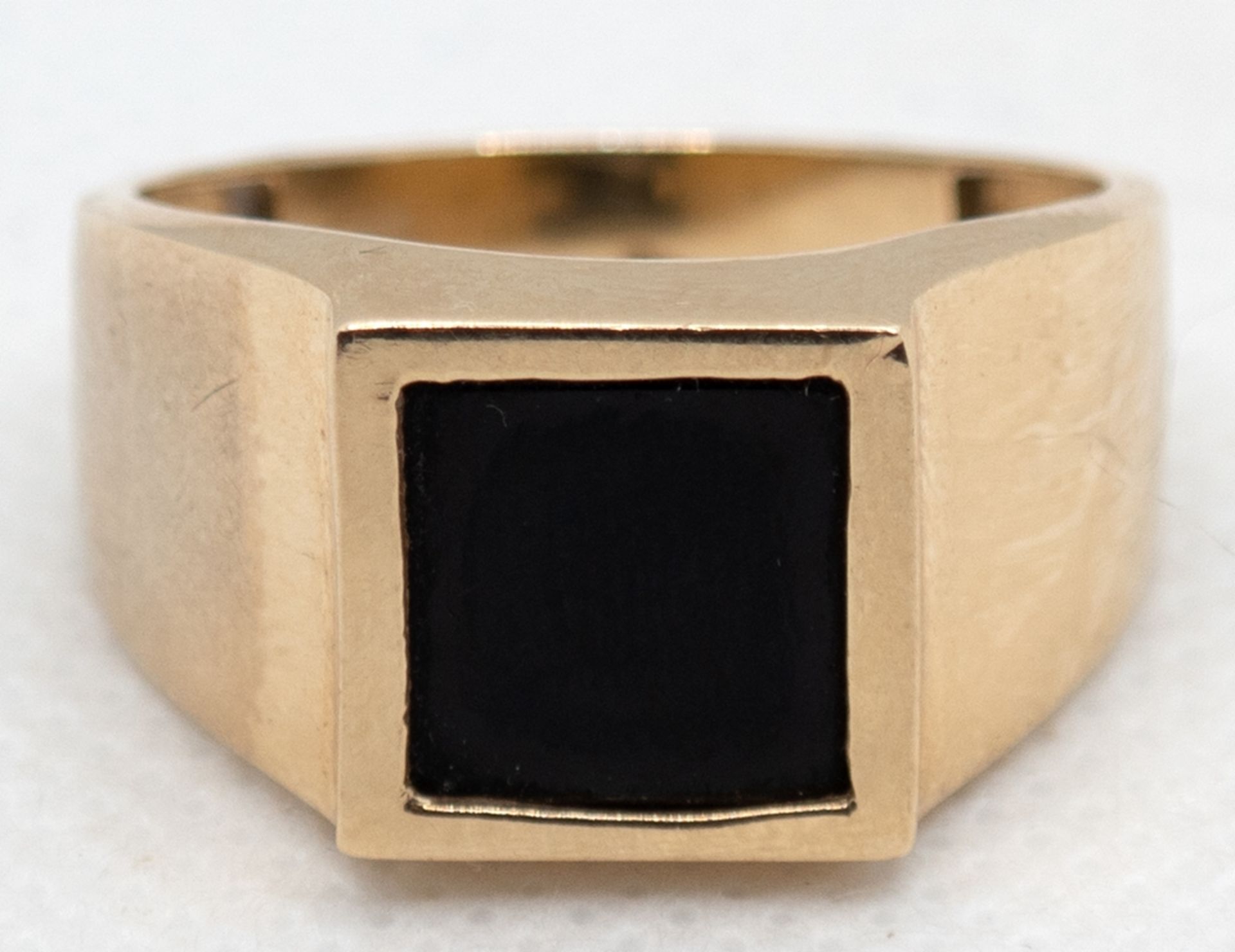 Ring, 585er GG, in sich verbreiternder Schiene quadratische Onyx-Platte, ges. 5,1 g, RG 62