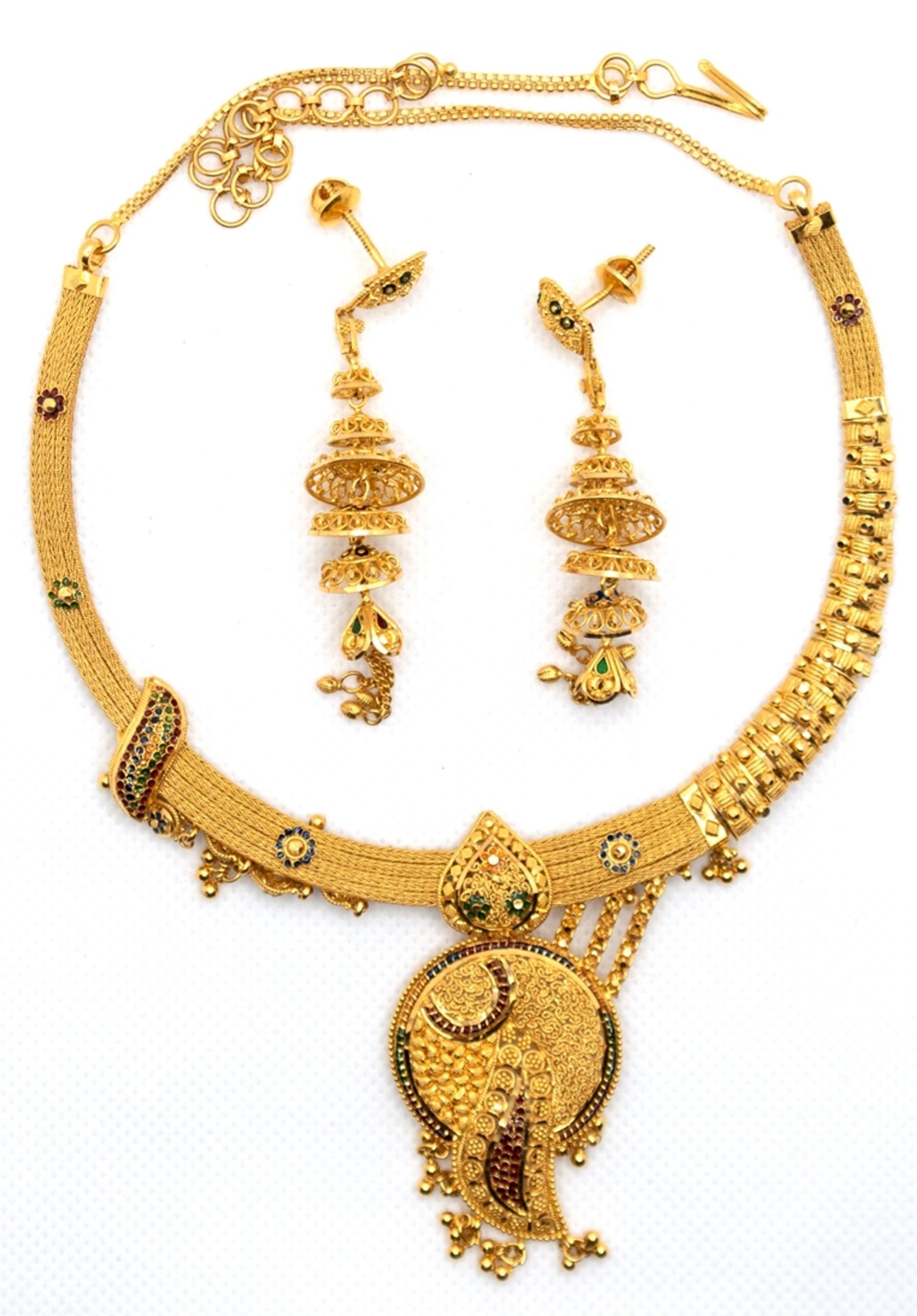 Schmuck-Set aus Collier und Paar Ohrhänger, 916er GG (22 k), sehr aufwendig gearbeitet, besetzt mit