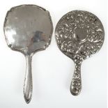 2 diverse Handspiegel, 830er Silber, mit Reliefrand, Gebrauchspuren, L. 26 cm und versilbert, vollf