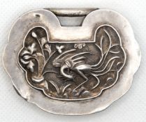 Anhänger, China, Silber, mit Vogelrelief, rücks. Kartusche mit Schriftzeichen und Floralrelief, lei