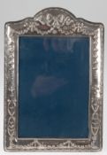 Stellrahmen, Sterling-Silber, England, mit ornamentalem und Festonrelief, Innenmaß 17,1x12 cm